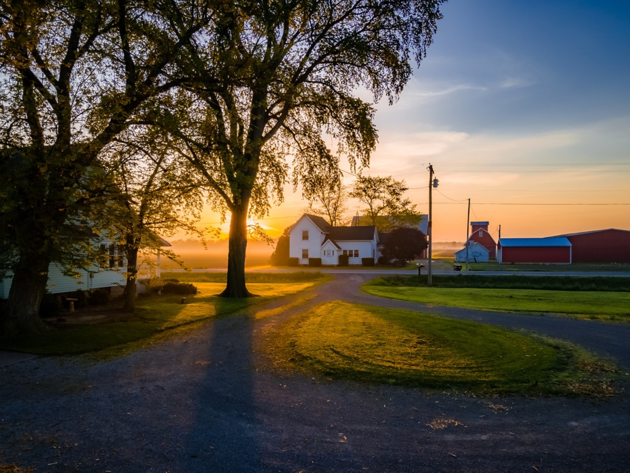 farmhouse-at-sunrise-getty-1284634579.jpg
